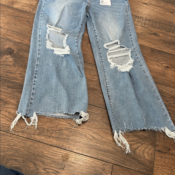 NWT Distressed Cropped Zenana Jeans Size 28 - Picture 6 of 6